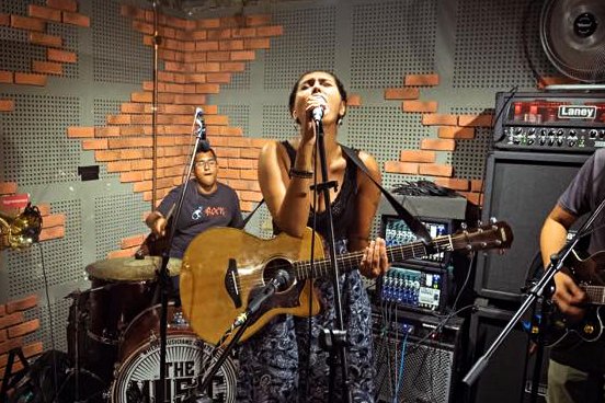 Singer/song Writer Abby Simone Set for the Stage at Le Noir KL